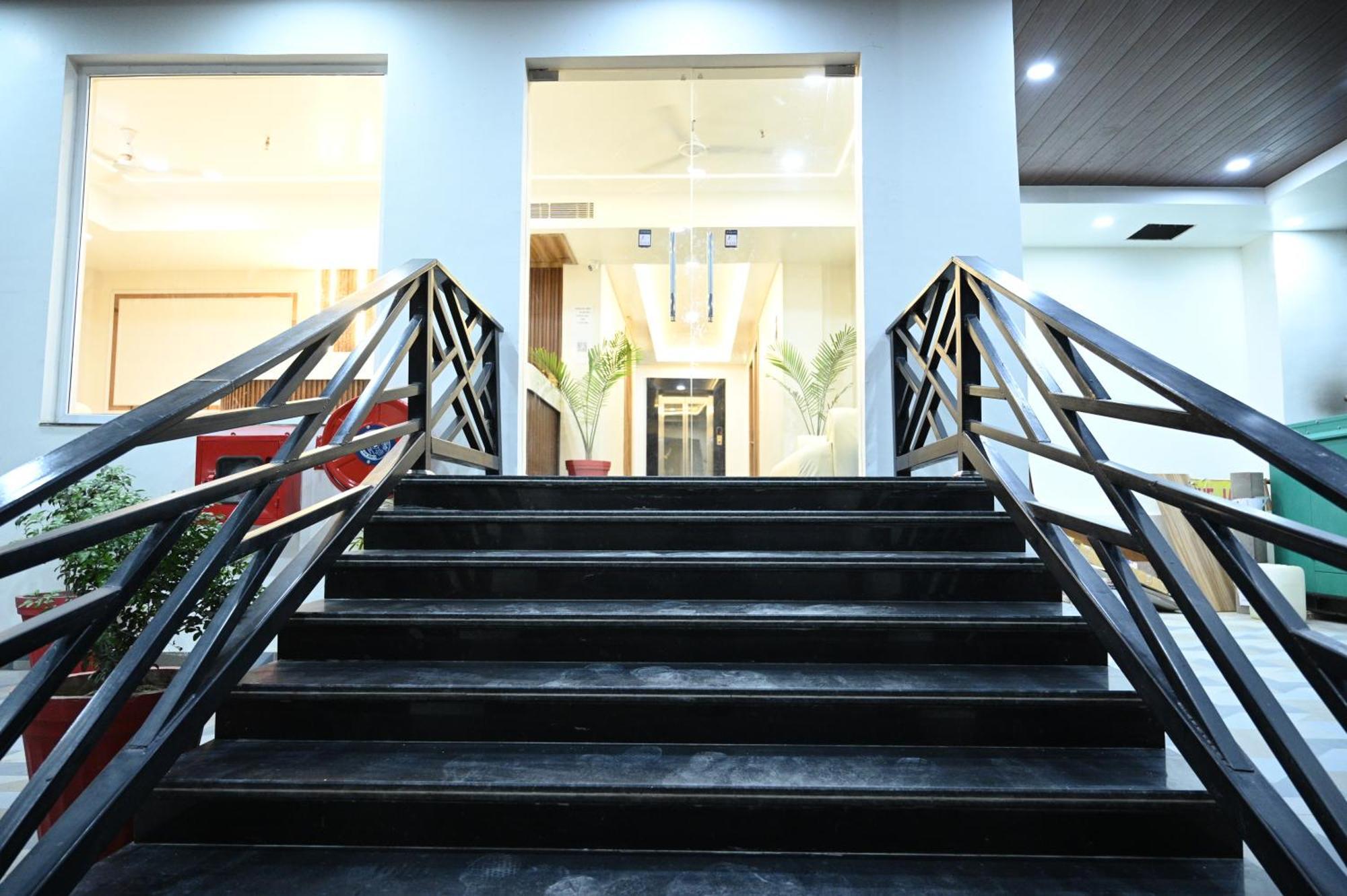 The Janki Hotel Ayodhya Exterior photo